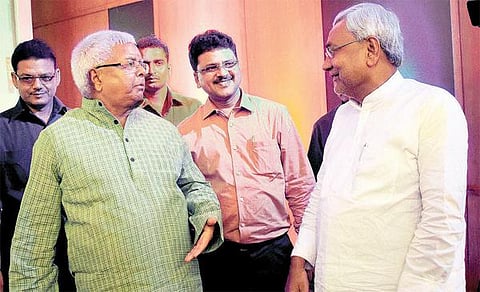 பிஹார் தேர்தலில் பாஜகவை தோற்கடிக்க லாலு, நிதிஷ் சபதம்: கூட்டணி அறிவிப்புக்கு பிறகு ஒரே மேடையில் முதல்முறையாக தோன்றினர்
