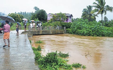 நீலகிரியில் தொடரும் கன மழை: வீடுகளுக்குள் வெள்ளம்