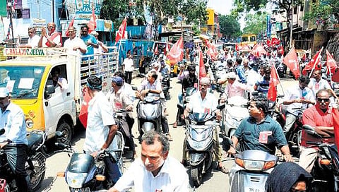 இந்திய கம்யூனிஸ்ட் வேட்பாளர் சி.மகேந்திரனுக்கு ஆதரவாக இருசக்கர வாகன பேரணி