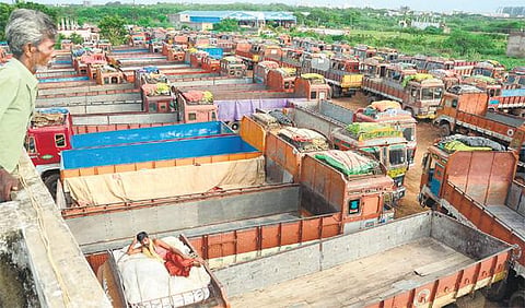 தெலங்கானாவில் லாரிகள் வேலைநிறுத்தம்: அத்தியாவசிய பொருட்களின் விலை உயரும் அபாயம்