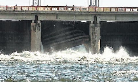 மேட்டூர் செக்கானூர் கதவணை மதகு உடைந்தது 6,000 கனஅடி தண்ணீர் வெளியேற்றம்: 30 மெகாவாட் மின் உற்பத்தி பாதிப்பு