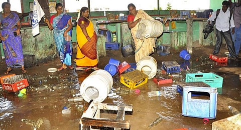 புதுச்சேரியில் பொதுமக்களுக்கு இடையூறாக சாராயக்கடை: அரசு அகற்றாததால், அடித்து நொறுக்கிய பெண்கள்