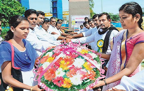 மவுலிவாக்கம் கட்டிட விபத்து முதலாம் ஆண்டு நினைவு தினம்: பலியான 61 தொழிலாளருக்கு அஞ்சலி - கட்டுமான பாதுகாப்பு விழிப்புணர்வு நாளாக கடைபிடிப்பு