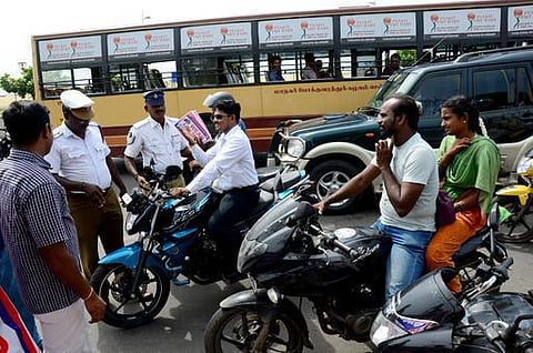 ஹெல்மெட் அணியாமல் வந்த 80 ஆயிரம் பேரிடம் ஆவணம், வாகனம் பறிமுதல்