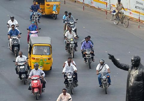 இரு சக்கர வாகன ஓட்டிகள் ஹெல்மெட் அணிவதால் ஏற்படும் பிரச்சினைகளை தவிர்க்கும் வழிமுறை