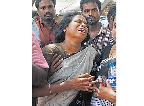 பலத்த போலீஸ் பாதுகாப்புடன் கோகுல்ராஜ் உடல் அடக்கம்: பேருந்து கண்ணாடிகள் உடைப்பு; 5 மாவட்ட போலீஸ் குவிப்பு