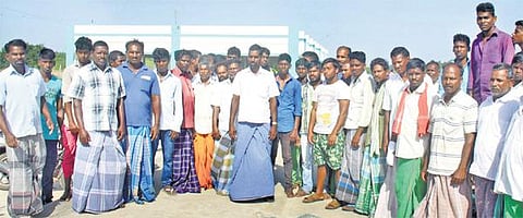 தமிழக மீனவர்கள் மீது இலங்கை மீனவர்கள் தாக்குதல்: 32 படகுகள் சேதம்; பொருட்கள் பறிமுதல்