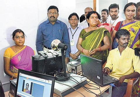 நாட்டிலேயே முதல்முறையாக மதுரையில் திருநங்கைகளுக்கு ஆதார் அட்டை சிறப்பு முகாம்