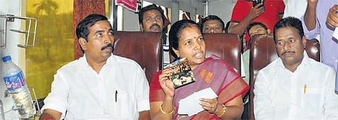 ஆம்பூர், வாணியம்பாடியில் காலம் தாழ்ந்து தடை உத்தரவு பிறப்பித்தது தவறு: வானதி சீனிவாசன் குற்றச்சாட்டு