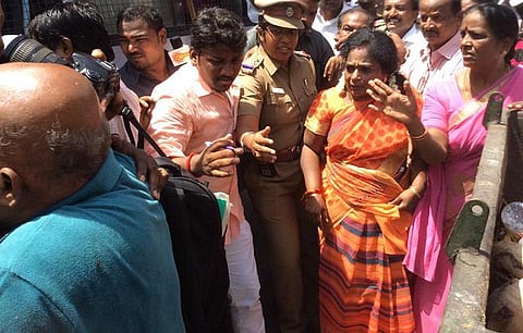 மதுக்கடைகளை மூடக்கோரி போராட்டம்: தமிழிசை சவுந்தரராஜன் உள்ளிட்ட பாஜகவினர் கைது