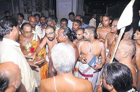 பூரண கும்ப மரியாதை தர மறுத்ததால் உப்பிலியப்பன் கோயிலிலிருந்து வெளியேறினார் வானமாமலை ஜீயர்
