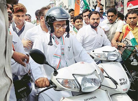 வியாபம் ஊழல் விவகாரம்: ம.பி.யில் முழு அடைப்பு போராட்டம் - முதல்வர் சிவராஜ் சிங் சவுகான் விலக காங். வலியுறுத்தல்
