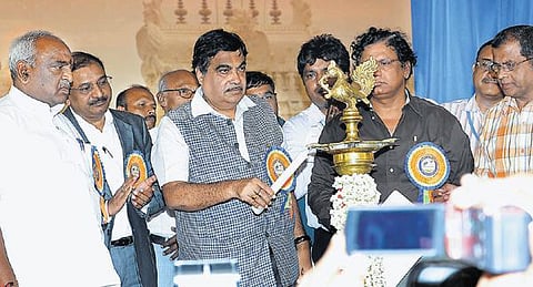 தமிழகத்தில் ரூ.3000 கோடியில் சாலை மேம்பாட்டு பணிகள்: மத்திய அமைச்சர் நிதின் கட்கரி அடிக்கல் நாட்டினார்
