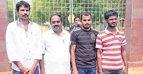 திருச்சி சிறப்பு முகாமில் இருந்து இலங்கைத் தமிழர்கள் 4 பேர் விடுதலை: எஞ்சியுள்ளவர்களையும் விடுவிக்க அரசுக்கு வேண்டுகோள்
