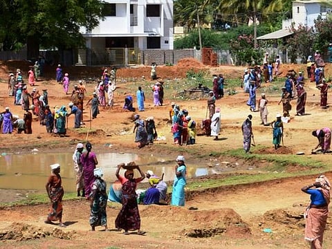 மகாத்மா காந்தி தேசிய ஊரக வேலை வாய்ப்புத் திட்டத்தில் முறைகேடு: இறந்தவர்கள் பெயரில் சம்பளம்