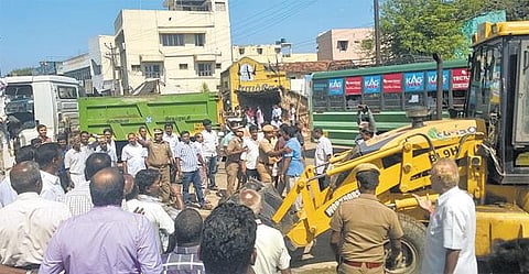 குண்டும் குழியுமான கோயம்பேடு - வானகரம் சாலையை பொதுமக்கள் சீரமைக்க முயற்சி: 29 பேர் கைது
