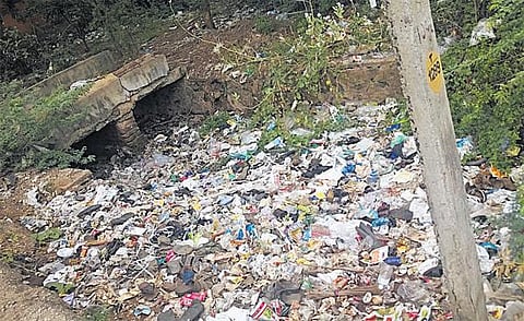 அயப்பாக்கம் வீட்டு வசதி வாரியக் குடியிருப்பில் மழைநீர் கால்வாயில் கழிவுநீர் தேக்கம்: நோய் தாக்குதலுக்கு ஆளாவதாக பொதுமக்கள் புகார்