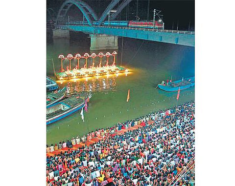 கோதாவரி மகா புஷ்கரம் விழாவின் 7-வது நாளில் பள்ளி, கல்லூரிகள் விடுமுறையால் ஏராளமான பக்தர்கள் குவிந்தனர்