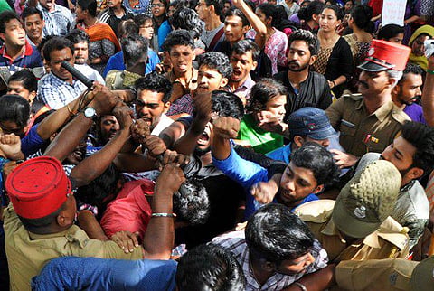 துணைவேந்தரை நீக்கக் கோரி போராட்டம்: புதுச்சேரி மத்திய பல்கலை. மாணவர்கள் மோதலால் பதற்றம்