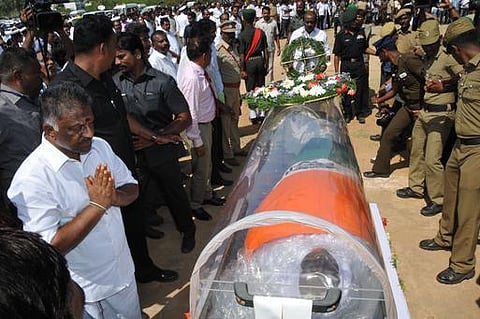 ராமேசுவரத்தில் கலாமுக்கு தலைவர்கள், பிரபலங்கள், ஆயிரக்கணக்கான பொதுமக்கள் இறுதி அஞ்சலி