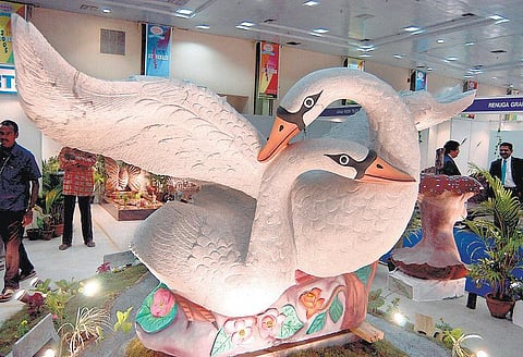 கற்பனை உயிரினம்: தண்ணீரைப் பிரிக்கும் பறவை