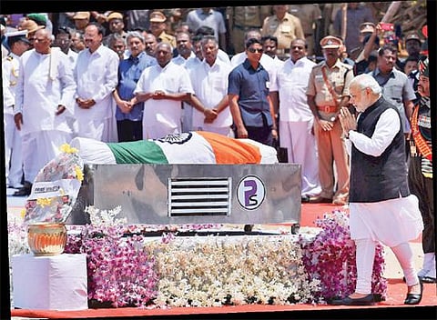 21 குண்டுகள் முழங்க ராணுவ மரியாதையுடன் சொந்த மண்ணில் கலாம் உடல் நல்லடக்கம்