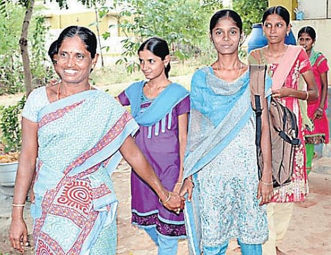 தி இந்து செய்தி எதிரொலி: ஏழை மாணவியின் கல்வி தொடர ரூ.3 லட்சம் உதவிய வாசகர்கள்- வேளாண் கல்லூரியில் சேர்ந்தார்