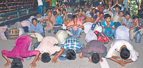 பாக். விடுவித்த 160 இந்திய மீனவர்கள் நாடு திரும்பினர்