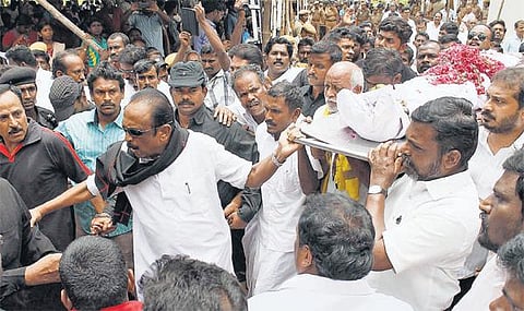 காந்தியவாதி சசிபெருமாள் உடல் சொந்த ஊரில் அடக்கம்: அரசியல் கட்சித் தலைவர்கள் உள்ளிட்ட ஆயிரக்கணக்கானோர் இறுதி அஞ்சலி