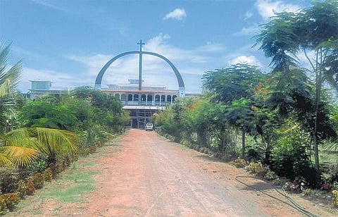 காஞ்சி அருகே இறந்தவர்களை அடக்கம் செய்த பிறகு மனித எலும்புகளை விற்பதாக புகார்: கருணை இல்லம் திட்டவட்ட மறுப்பு