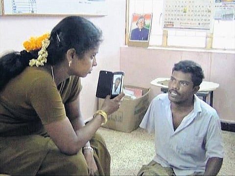 கை, கால் வெட்டப்பட்டதாக புகார் கூறிய இளைஞர் கைது: பேருந்தில் மாணவியிடம் தகராறு செய்ததால் போலீஸார் நடவடிக்கை