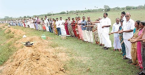 கண்ணன்கோட்டை- தேர்வாய்கண்டிகை நீர்த் தேக்கத் திட்டப் பணிக்கு நிலம் கையகப்படுத்த எதிர்ப்பு: விவசாயிகள் மனித சங்கிலி போராட்டம்