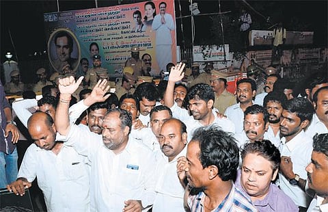சத்தியமூர்த்தி பவனை அதிமுகவினர் முற்றுகை