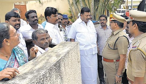ஈரோட்டில் அதிமுகவினர் போராட்டம்: ஈ.வி.கே.எஸ். இளங்கோவன் வீட்டை முற்றுகையிட முயற்சி