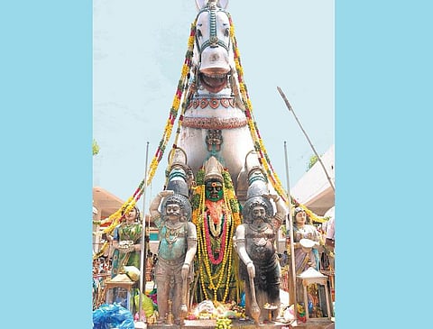 அக்னி கிரீடம் சூடி அருளாட்சி