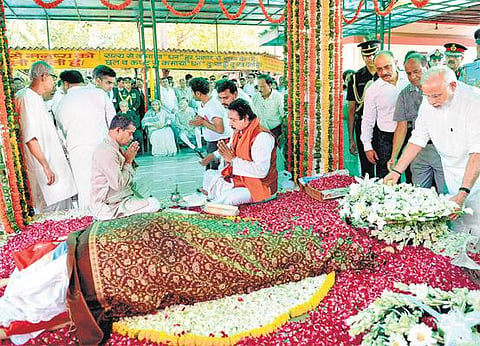 பிரணாப் முகர்ஜி மனைவி உடல் தகனம்: மோடி, வங்கதேச பிரதமர் ஷேக் ஹசீனா அஞ்சலி