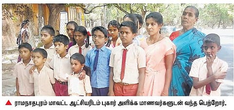 மது குடித்துவிட்டு பாடம் எடுக்கும் ஆசிரியர்கள்: ஆட்சியரிடம் மாணவர்கள் புகார்