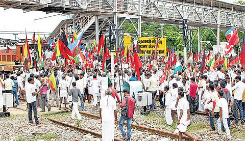 என்எல்சி தொழிலாளர்களுக்கு ஆதரவாக அனைத்துக் கட்சியினர் ரயில் மறியல்