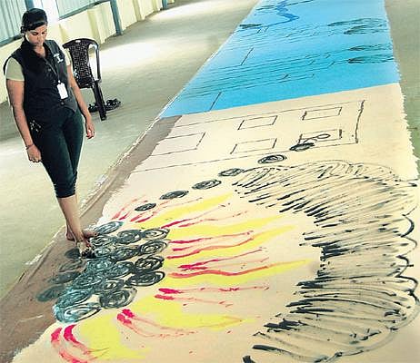 சுற்றுச்சூழலை பாதுகாக்க வலியுறுத்தி விழிப்புணர்வுக்காக காலால் ஓவியம் வரைந்த மாணவியின் கின்னஸ் சாதனை முயற்சி