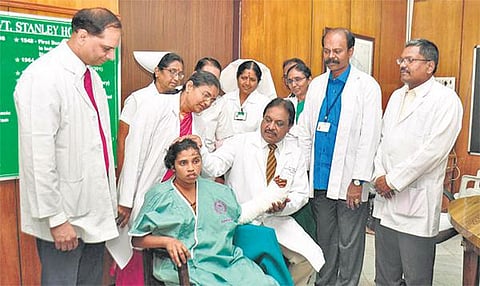 கணவனால் வெட்டி துண்டிக்கப்பட்ட பெண்ணின் கை இணைக்கப்பட்டது: அரசு ஸ்டான்லி மருத்துவமனை சாதனை
