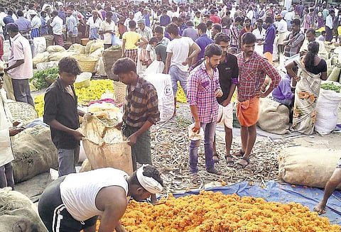 ஓணம் பண்டிகைக்காக தோவாளையில் இருந்து கேரளத்துக்கு 3 லட்சம் கிலோ மலர்கள் சப்ளை - ஒரே நாளில் 70 டன் பூக்கள் விற்பனை