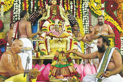 திருச்சானூர் கோயிலில் வரலட்சுமி விரதம்: தங்க தேரில் பத்மாவதி தாயார்
