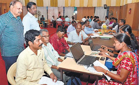 அவகாசம் முடிந்தது: சிறப்பு கவுன்ட்டர்களில் 12,000 பேர் வருமானவரி கணக்கு தாக்கல்