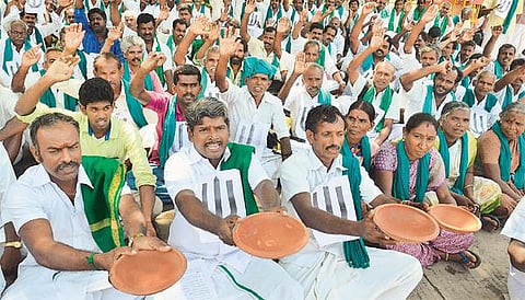 தமிழக ஏரி, குளங்களில் வேலிகருவை முள்ளை அகற்ற கோரி விவசாயிகள் சங்கம் ஆர்ப்பாட்டம்
