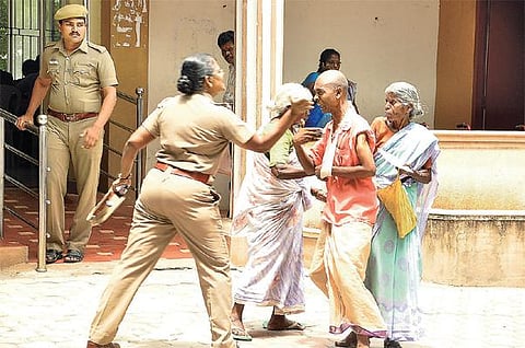 வேலூர் மக்கள் குறைதீர்வுக் கூட்டத்தில் மனு கொடுக்க வந்தவரை அறைந்த பெண் காவல் ஆய்வாளர்