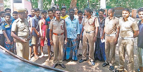 ஒகேனக்கல்லில் மீண்டும் விபரீதம்: ஆற்றில் அடித்துச் செல்லப்பட்ட 18 இளைஞர்கள் உயிருடன் மீட்பு