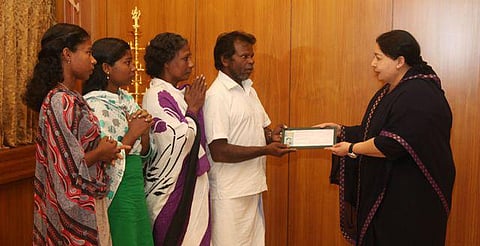 கடற்கொள்ளையர் சுட்டதில் இறந்த குமரி மீனவர் குடும்பத்துக்கு ரூ.5 லட்சம் நிதி: முதல்வர் ஜெயலலிதா வழங்கினார்