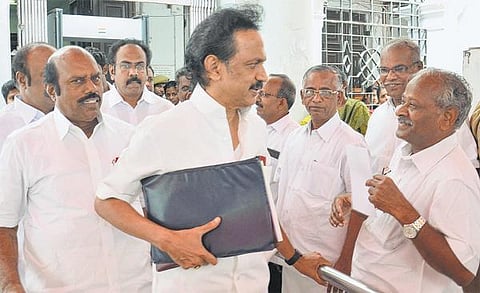 முதலீட்டாளர்கள் மாநாடு குறித்து பேச அனுமதிக்காததால் பேரவையிலிருந்து எதிர்க்கட்சிகள் வெளிநடப்பு: அரசு வெள்ளை அறிக்கை வெளியிட வலியுறுத்தல்