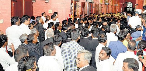ஹெல்மெட் விவகாரம் தொடர்பான நீதிமன்ற அவமதிப்பு வழக்கு: ஏ.கே.ராமசாமியிடம் உயர் நீதிமன்றம் 7 கேள்விகள் - நீதிபதிகளுக்கு எதிராக வழக்கறிஞர்கள் கோஷம்