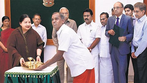10 ஆயிரம் கிராம கோயில்களுக்கு ரூ.2.50 கோடியில் பூஜை பொருட்கள்: முதல்வர் ஜெயலலிதா வழங்கினார்